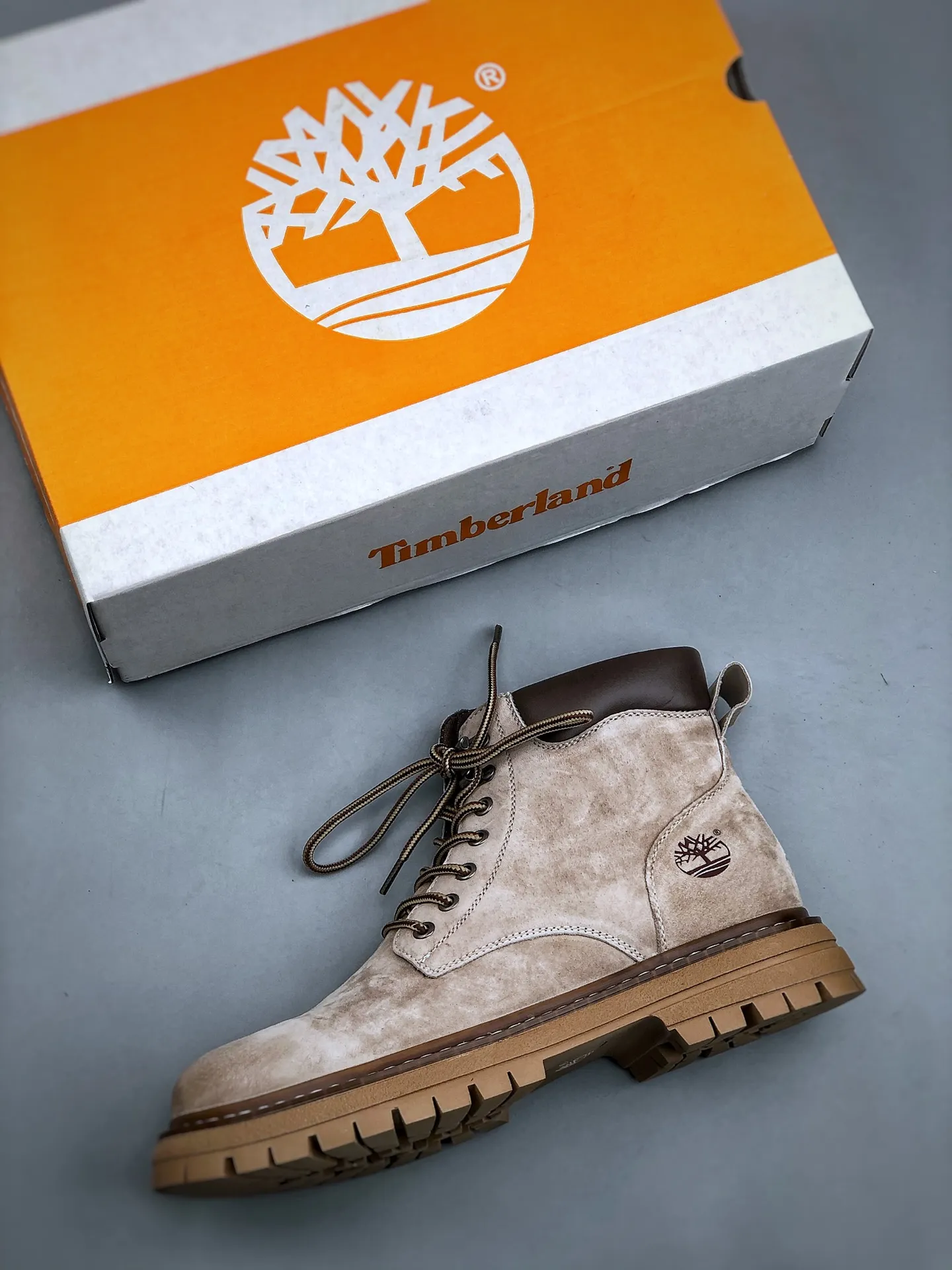 Local self-pickup💰560 supports store release. New goods🚀#Timberland Timberland/Timberland outdoor mid-cut casual rhubarb boots series. Guangdong factory quality. Original box and original packaging. The fabric is made of Italian 🇮🇹 top-grade frosted fine-grained cowhide. It is paired with anti-odor and anti-corrosion genuine leather latex insoles to give you a perfect wearing experience. High-quality and durable. A must-have for sportsmen. Specially designed to treat those who are not handsome. High-quality and first-class foot feel. Size: 38 39 40 41 42 43 44 (leather shoe size)